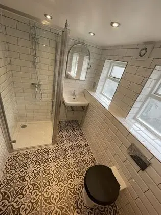Tek Büyük Yataklı Oda, Ortak Banyo