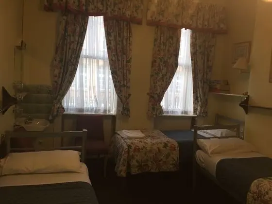 Üç Kişilik Oda, 3 Tek Kişilik Yatak, Ortak Banyo