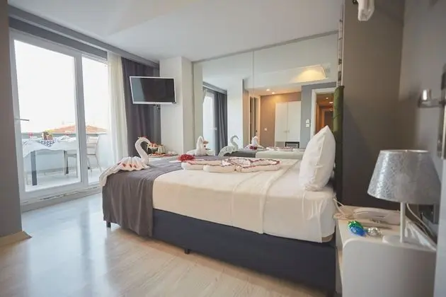 Standard Oda, 1 Yatak Odası, Balkon/Veranda, Kısmi Deniz Manzaralı (with balcony)