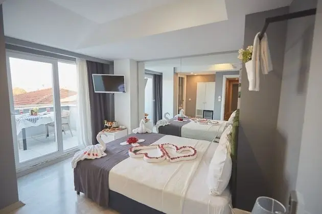 Standard Oda, 1 Yatak Odası, Balkon/Veranda, Kısmi Deniz Manzaralı (with balcony)