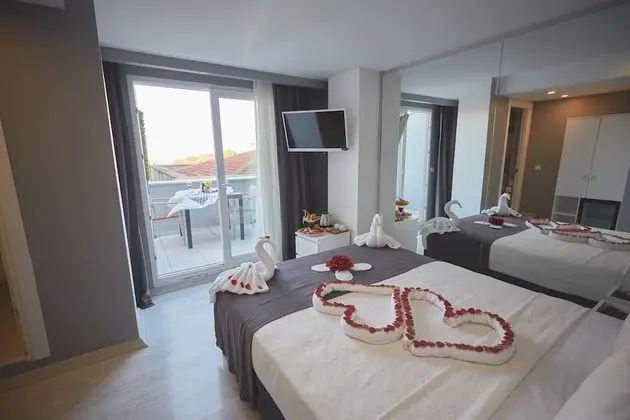 Standard Oda, 1 Yatak Odası, Balkon/Veranda, Kısmi Deniz Manzaralı (with balcony)