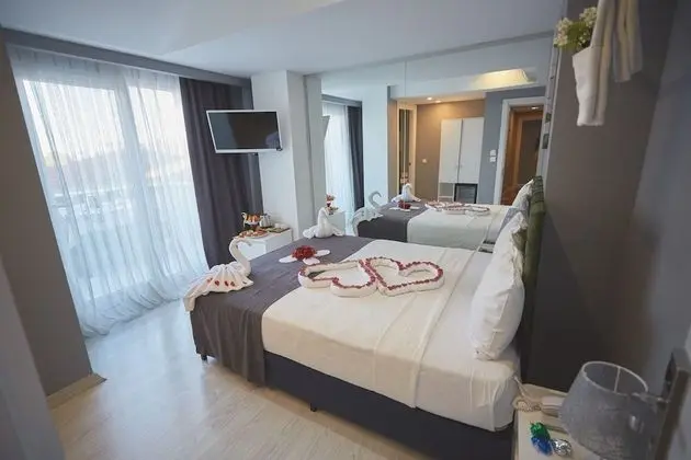 Standard Oda, 1 Yatak Odası, Balkon/Veranda, Kısmi Deniz Manzaralı (with balcony)