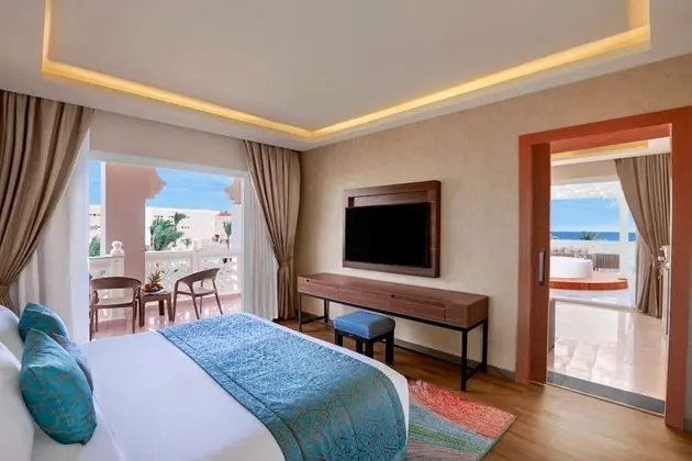 Jacuzzi Suite with Sea & Pool View