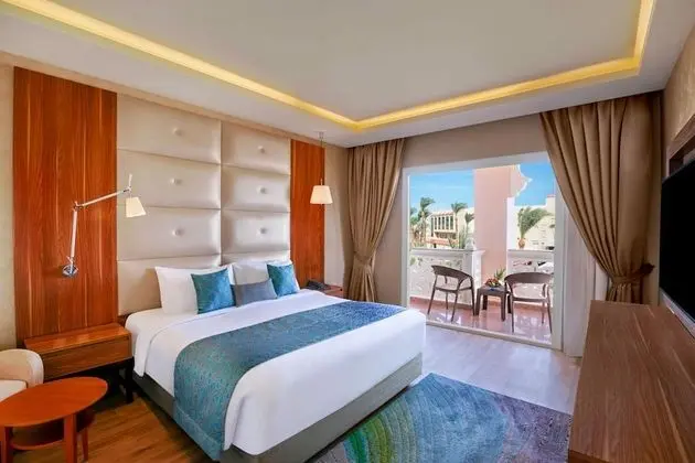 Jacuzzi Suite with Sea & Pool View