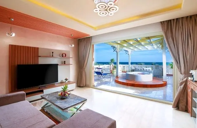 Jacuzzi Suite with Sea & Pool View