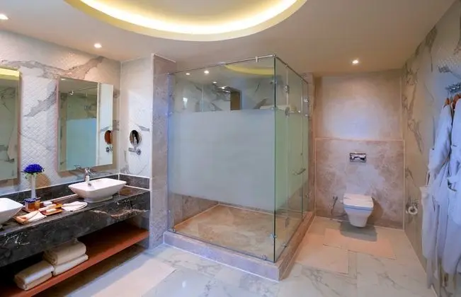 Jacuzzi Suite with Sea & Pool View