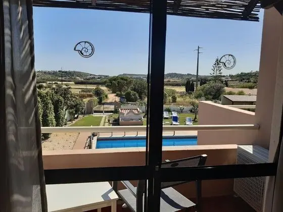 Tek Büyük Yataklı Oda, Havuz Manzaralı (205)