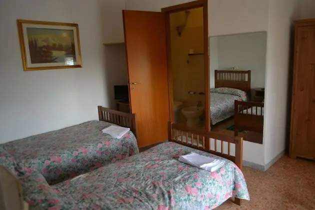 Basic Tek Büyük veya İki Ayrı Yataklı Oda