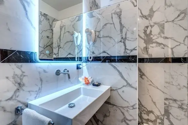 Tek Büyük Yataklı Oda, Ek Bina