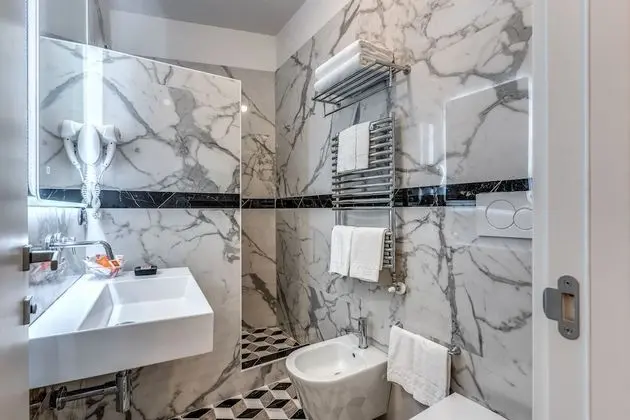 Tek Büyük Yataklı Oda, Ek Bina