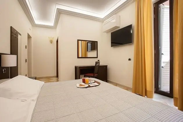 Üç Kişilik Oda