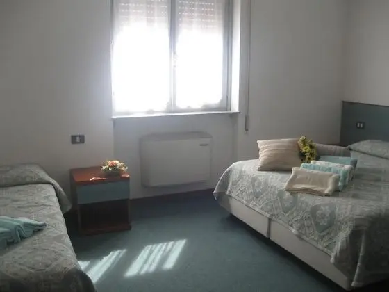 Üç Kişilik Oda, Sigara İçilmez