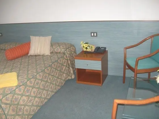 Üç Kişilik Oda, Sigara İçilmez