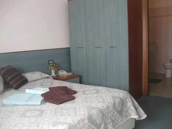 Üç Kişilik Oda, Sigara İçilmez