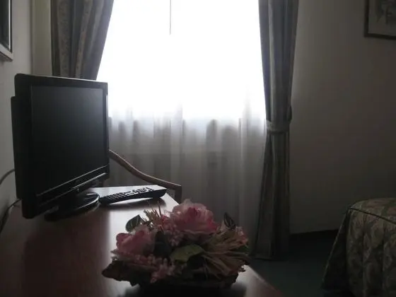 Üç Kişilik Oda, Sigara İçilmez