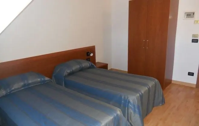 Tek Büyük Yataklı Oda, 2 Tek Kişilik Yatak