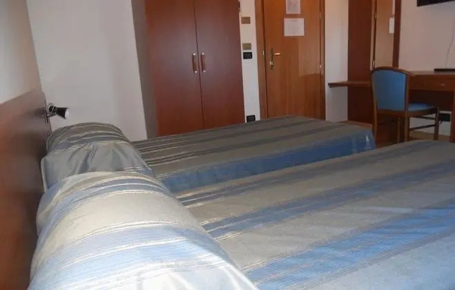 Tek Büyük Yataklı Oda, 2 Tek Kişilik Yatak