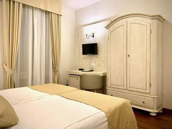 Tek Büyük veya İki Ayrı Yataklı Oda, Göl Manzaralı