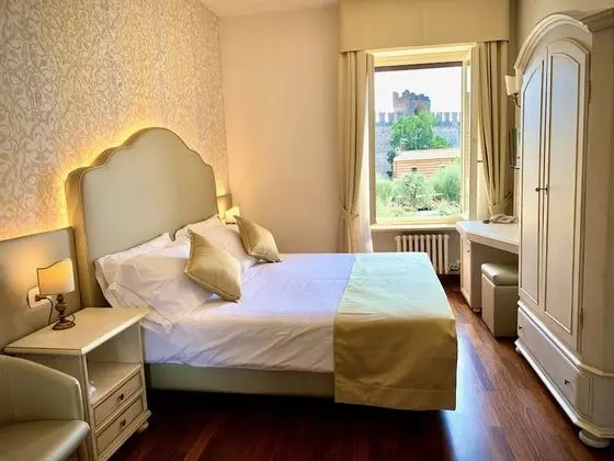 Tek Büyük veya İki Ayrı Yataklı Oda, Göl Manzaralı