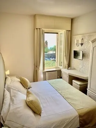 Tek Büyük veya İki Ayrı Yataklı Oda, Göl Manzaralı