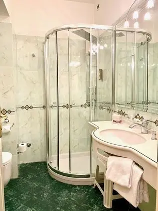 Tek Büyük veya İki Ayrı Yataklı Oda, Göl Manzaralı