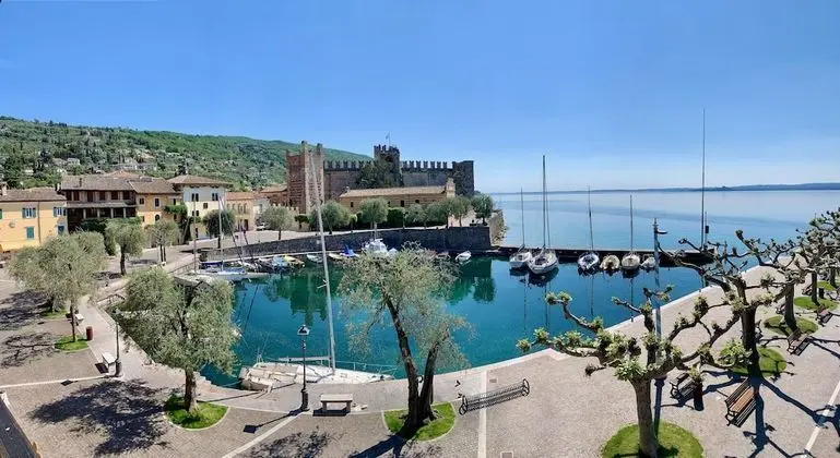 Tek Büyük veya İki Ayrı Yataklı Oda, Göl Manzaralı