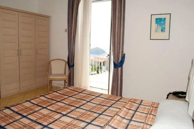 Tek Büyük veya İki Ayrı Yataklı Oda, Deniz Manzaralı
