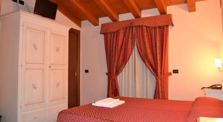 Büyük Yataklı Tek Kişilik Oda