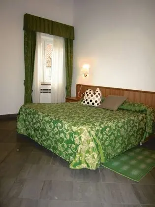 Classic Tek Büyük Yataklı Oda