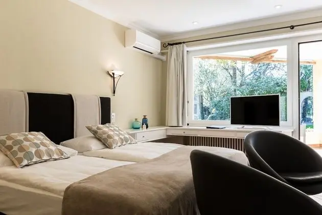 Tek Büyük veya İki Ayrı Yataklı Oda, 1 Yatak Odası, Teras, Bahçe Manzaralı