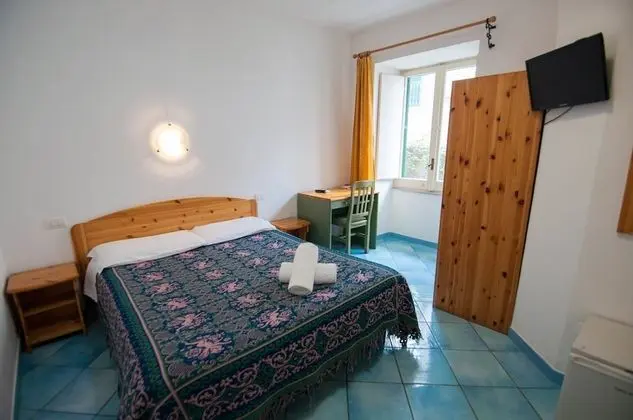 Üç Kişilik Oda, Sigara İçilmez