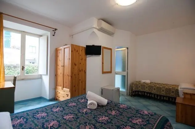 Üç Kişilik Oda, Sigara İçilmez