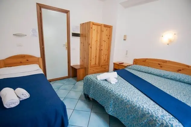 Üç Kişilik Oda, Sigara İçilmez