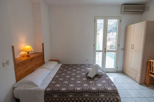 Üç Kişilik Oda, Sigara İçilmez