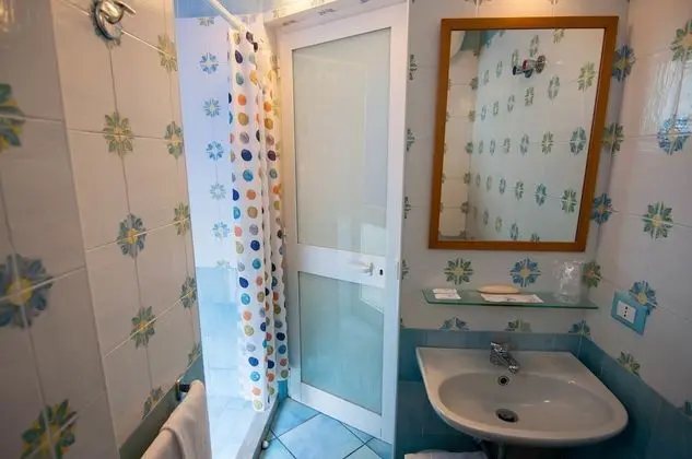 Üç Kişilik Oda, Sigara İçilmez