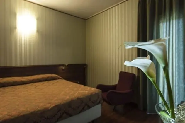 Üç Kişilik Oda, Sigara İçilmez