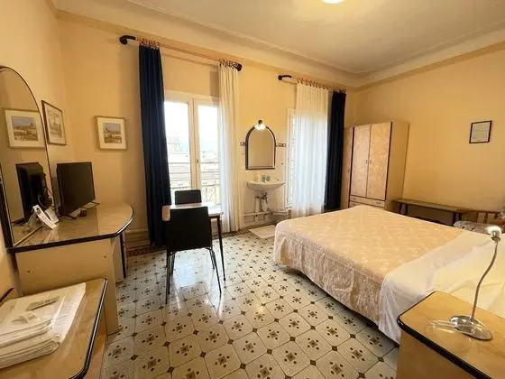 Tek Büyük veya İki Ayrı Yataklı Oda, Ortak Banyo (Not Refundable, Shared bathroom)