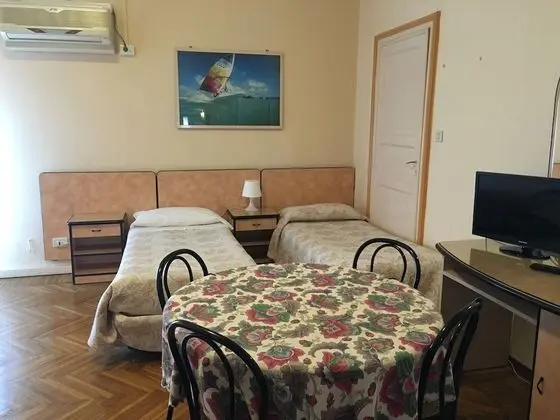 Tek Büyük veya İki Ayrı Yataklı Oda, Ortak Banyo (Not Refundable, Shared bathroom)