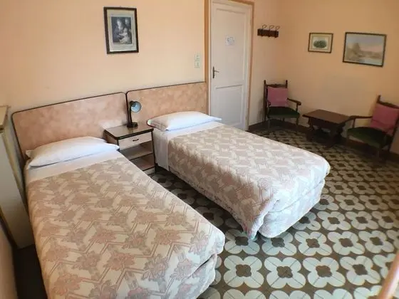 Tek Büyük veya İki Ayrı Yataklı Oda, Ortak Banyo (Not Refundable, Shared bathroom)