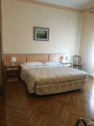 Tek Büyük veya İki Ayrı Yataklı Oda, Ortak Banyo (Not Refundable, Shared bathroom)
