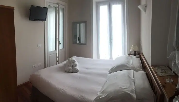 Basic Tek Büyük Yataklı Oda, 1 Büyük (Queen) Boy Yatak, Göl Manzaralı, Köşe