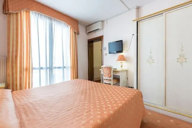 Tek Büyük veya İki Ayrı Yataklı Oda, Ek Bina