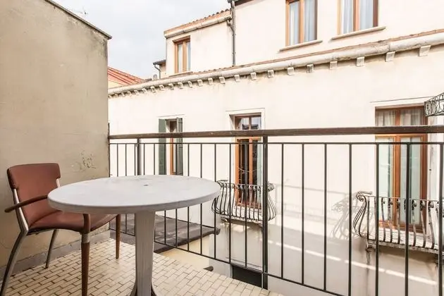 Tek Büyük veya İki Ayrı Yataklı Oda, Ek Bina