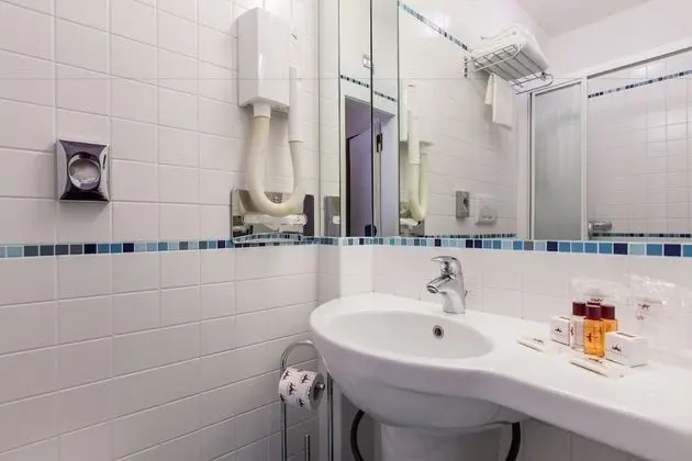 Tek Büyük veya İki Ayrı Yataklı Oda, Ek Bina