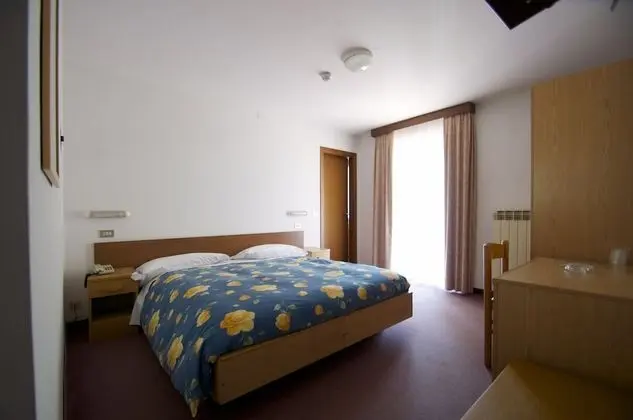 Üç Kişilik Oda