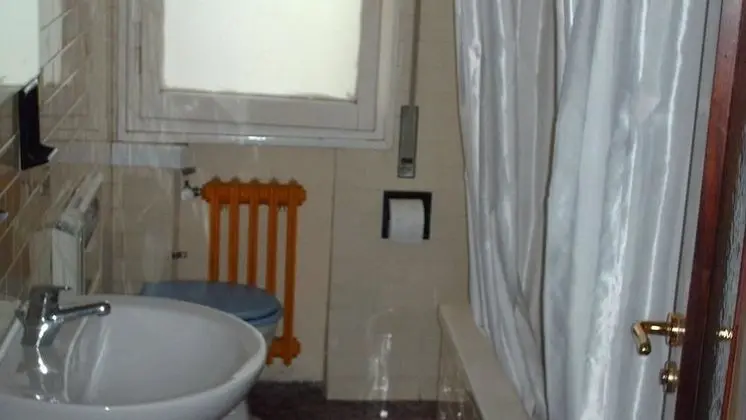 Tek Kişilik Oda, Sigara İçilmez, Ortak Banyo