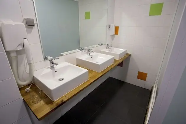 İki Ayrı Yataklı Oda, Ortak Banyo