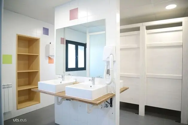 İki Ayrı Yataklı Oda, Ortak Banyo