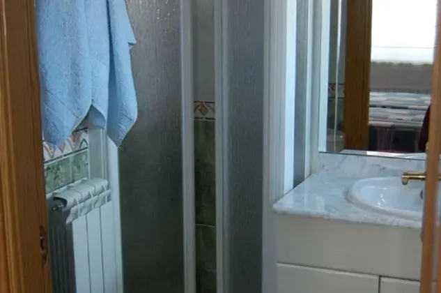 Tek Büyük Yataklı Oda, Ortak Banyo (1B)