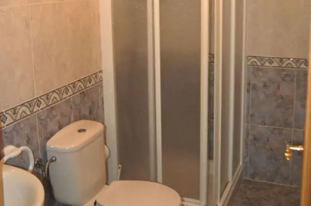 Tek Büyük Yataklı Oda, Ortak Banyo (1B)